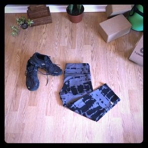 EUC Alo Yoga Capri Black/Gray Marble Crop Leggings